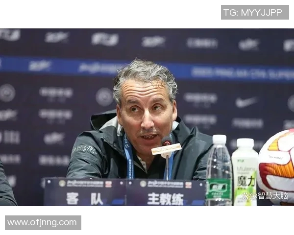 国足主帅亲临基层选拔新人现场火爆吸引众多球迷热情围观